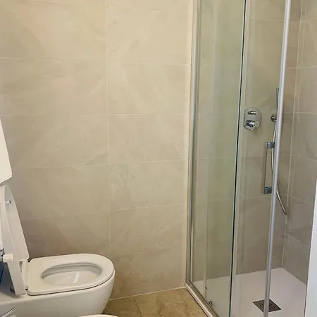 Vicolo Fiori, Appena Ristrutturata, Centralissima E Ad Un Passo Dal Lago! *