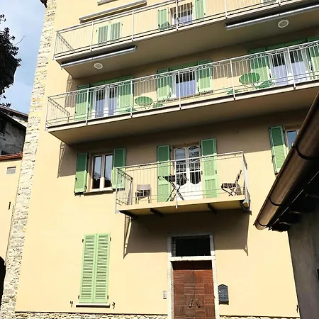 Апартаменты Vicolo Fiori, Appena Ristrutturata, Centralissima E Ad Un Passo Dal Lago!